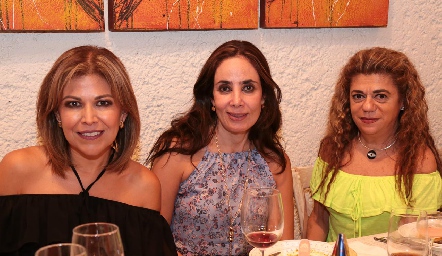  Adriana Rueda, Cristina Chevaile y Claudia Abud.