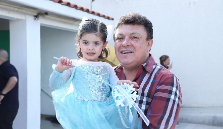  Xaviera con su abuelo Ricardo Pérez.