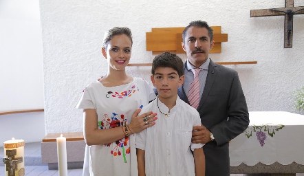  Andrés con sus padrinos Vero Alvarado y Arturo González.