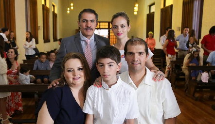  Andrés con sus papás y padrinos.