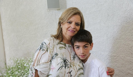   Andrés con su abuela Ana Zermeño.