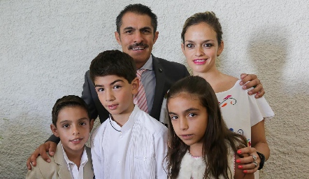  Andrés con sus padrinos y primos.