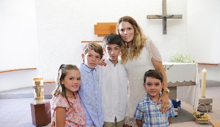  Ana Alvarado sus hijos Inés, Mauricio y Rodrigo con Andrés.