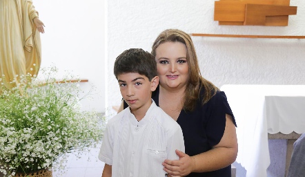 Andrés con su mamá Marcela Alvarado.