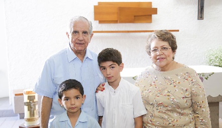  Andrés con sus abuelos.