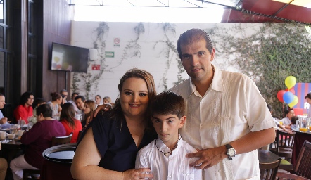  Andrés con sus papás Marcela Alvarado y Fernando Santillán.