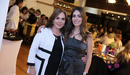  Laura Álvarez de Lorca con su hija Andrea Lorca Álvarez.