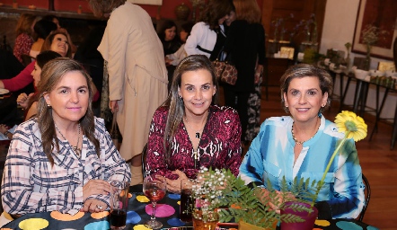  Adriana González, Mónica Portillo y Gabriela Portillo.
