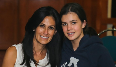  Yara Nagore con su hija Ánika Lozano.