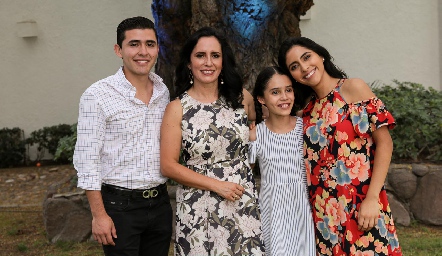  Alma Rosa Méndez, con sus hijos Javier, María José y Alma Daniela.