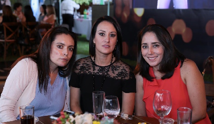  Paola Fernández, Fátima Cano y Diana Méndez.