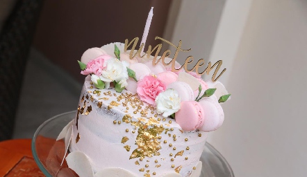  Un hermoso pastel, hecho por su hermana Margot.
