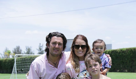  Mauricio Lozano y Ana Alvarado de Lozano con sus hijos Rodrigo, Inés, Mau y Jerónimo.