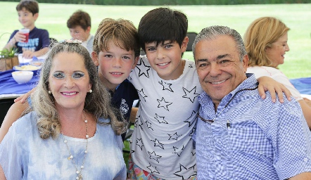  Mau y Marcelo con sus abuelos Patricia y Ricardo Lozano.