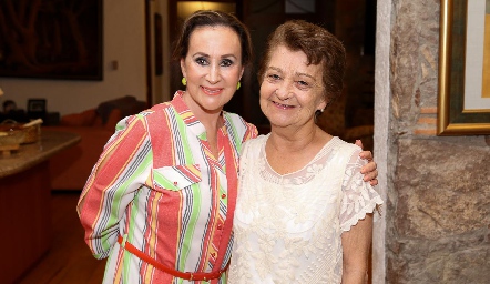  Mary Carmen López y Chelo Nava.