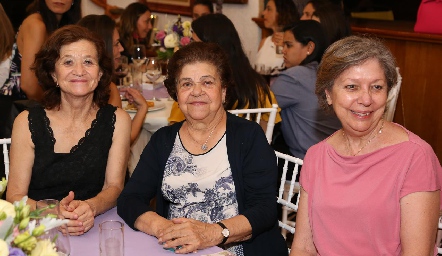  Pilar Nava, Tití Nava y Martha Harris .