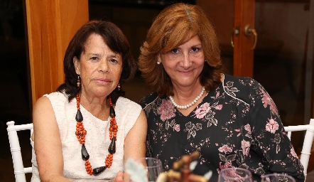  Graciela Robles y Mercedes Martínez.