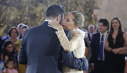  Miguel Galarza con su mamá.