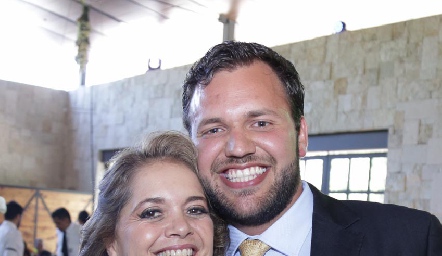  Conchita Maza con su hijo.
