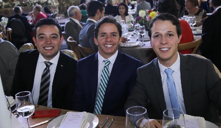  Acompañaron a los novios.