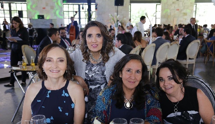  Acompañaron a los novios.