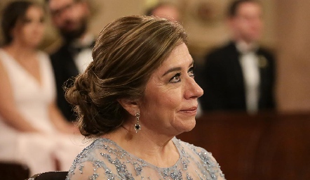 La mamá del novio.