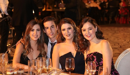  Paulina, Guillermo, Lourdes y María Robles Gutiérrez.