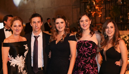 Lourdes Gutiérrez con sus hijos Guillermo, Lourdes, María y Pau Robles.