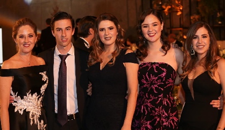 Lourdes Gutiérrez con sus hijos Guillermo, Lourdes, María y Pau Robles.