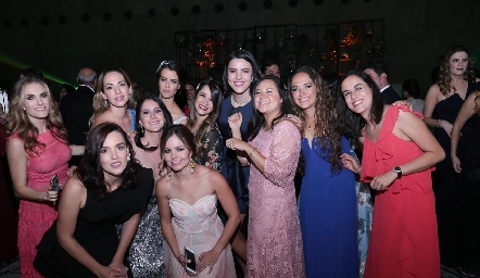  Tere Torre con sus amigas.