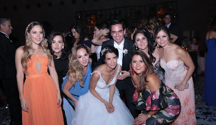  Los novios con sus amigas.