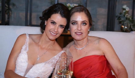  Tere y su mamá Conchita Gutiérrez de Torre.
