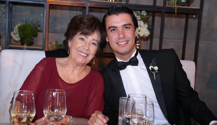 Conchita Nieto con su nieto Jojo Torre.