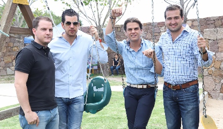  Miguel, Alejandro y Juan Carlos Valladares con Luis José Guerra.