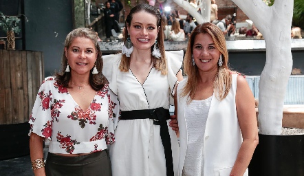 Nathalie Sarquis con sus cuñadas, Marigel y Leticia Sánchez.