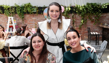 Nathalie Sarquis con Gaby Gómez y Leticia Arce.