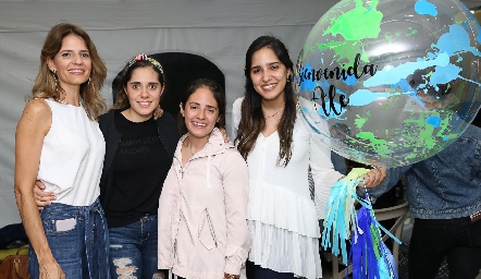 Rosy Rodríguez con sus hijas Ana Sofía, Ale y Andrea Ascanio.