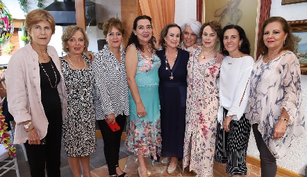  Maricarmen López con sus amigas de toda la vida.