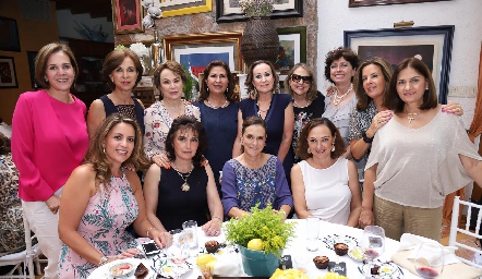 Maricarmen López acompañada de sus amigas.