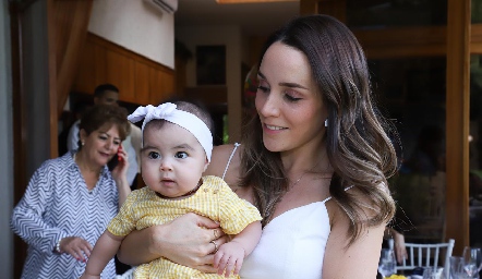  Macarena con su tía Ximena Castillo.