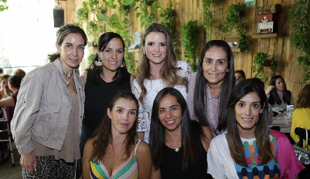  Paola Celis con sus amigas.