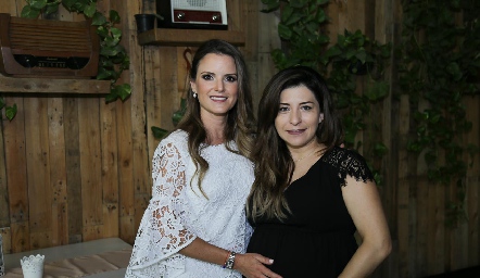  Paola Celis con su cuñada Claudia Lizaola.