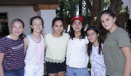  Ana, Montse, Marisol, Sofía, Camila y Regina.