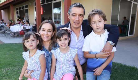  Flor Rosillo de Mier y Carlos Mier con sus hijos Inés, María y Carlos Mier.