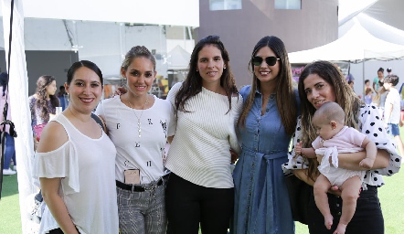  Jackie Villalba, María Torres, Daniela de la Fuente, Bárbara Berrones y Chela Torres.