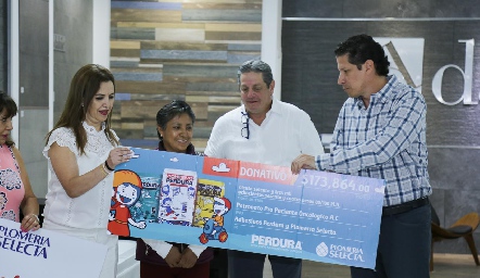 Adhesivos Perdura y Plomería Selecta entrega cheque a Patronato Pro Paciente Oncológico.