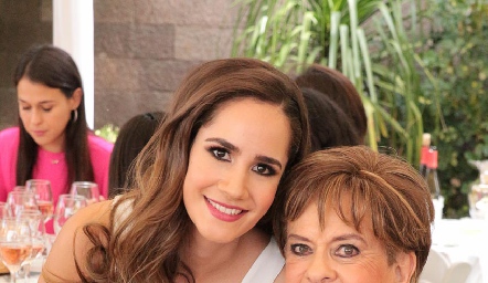  Dani Mina y su abuela Yolanda Espinosa de Payán.