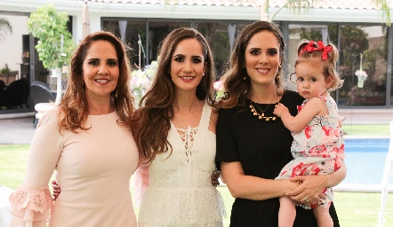  Cuatro generaciones, Gabriela Payán, Dany y Ana Gaby Mina y la pequeña Inés.