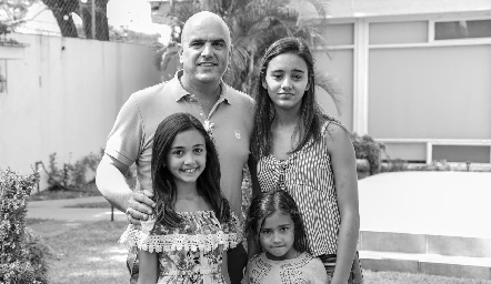  Edgar con sus hijas.