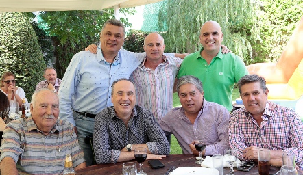  Edgar con sus mejores amigos, Ariel Álvarez, Tomás Alcalde, Rafael Navarro, Alejandro Navarro, Gerardo Córdova y Galo Galván.